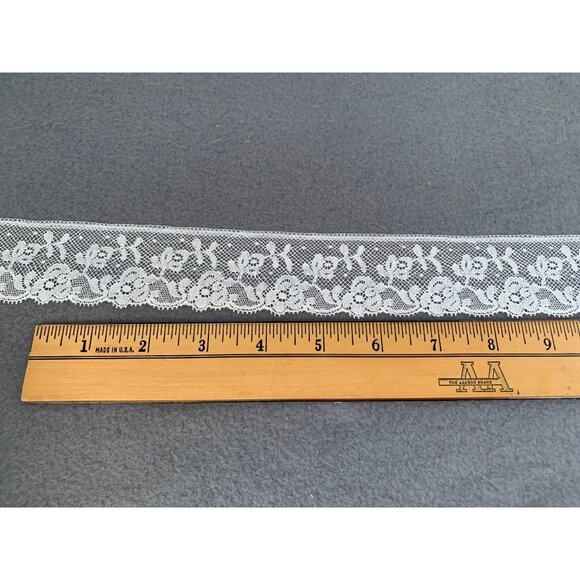 Vintage Ivory Floral Lace Trim 1.75" wide 1 yard Long - Picture 2 of 5